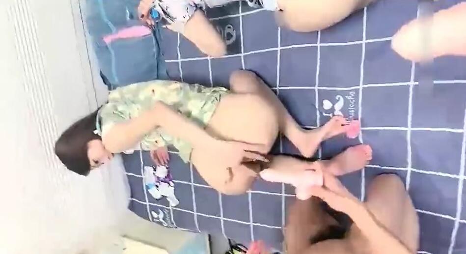 颜射女神01-18多P内射 封面