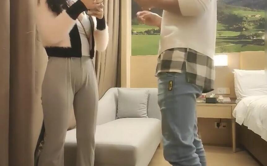 一屌极品寻欢01-28衣服没脱就让人硬的小姐姐 封面