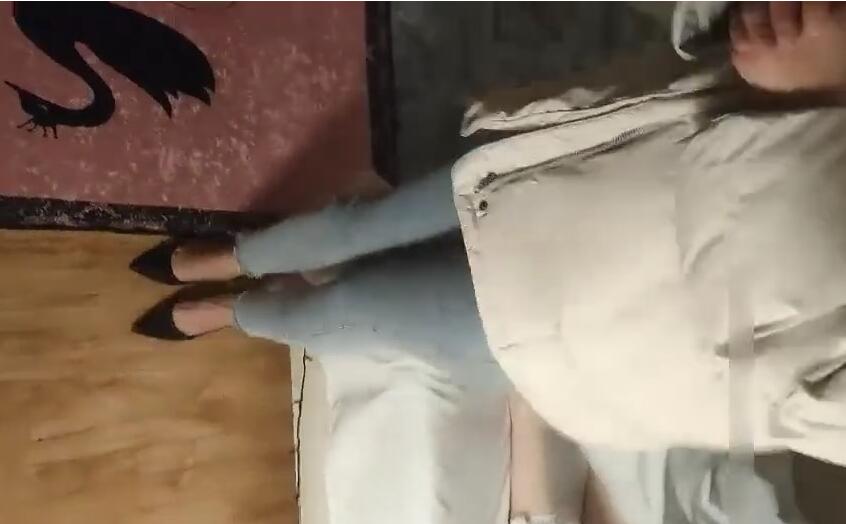 男子上门买情趣娃娃强奸老板娘 封面