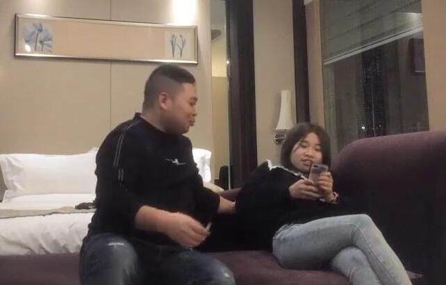 叶总探花11-13酒店叫来个刚毕业的妹子 封面
