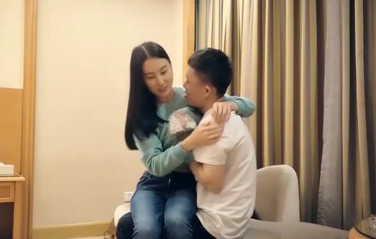 七天高端外围11-3大三艺术系小姐姐 封面
