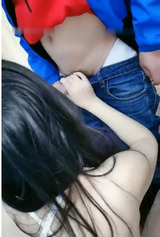 老公故意让美女老婆勾引送外卖小哥一起玩3P 封面