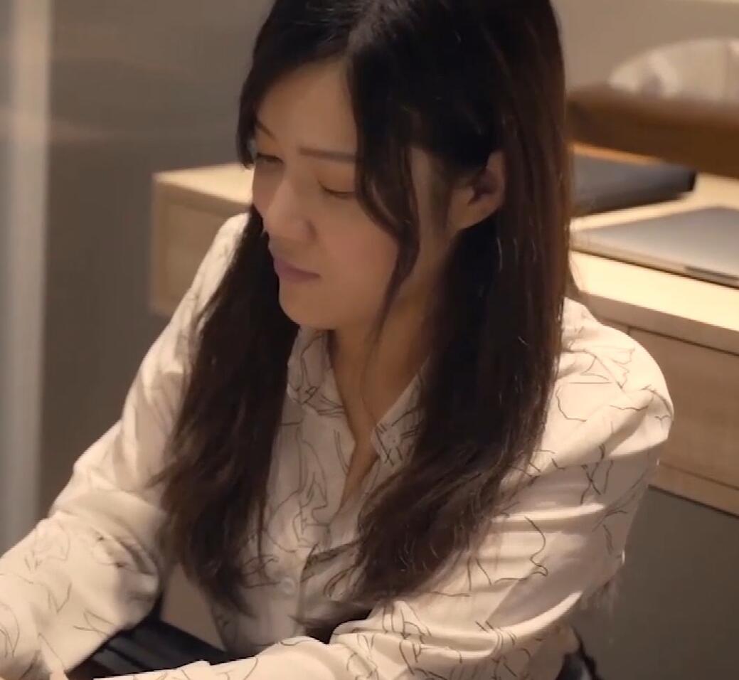 骚货妹妹诱惑看片哥哥 封面
