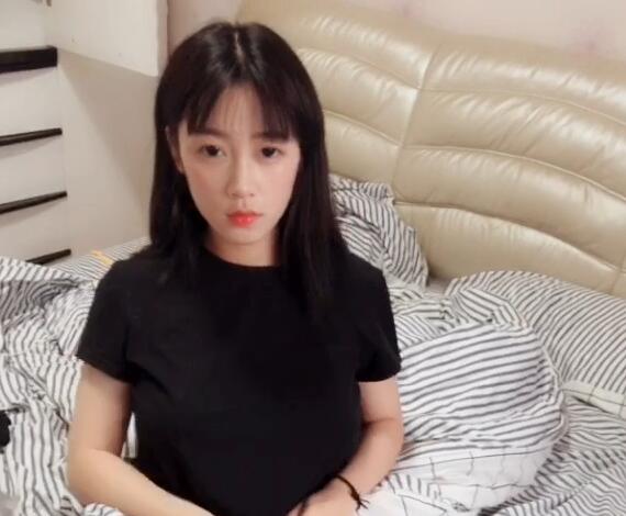 美女老婆拍自慰短片给出差的老公打手枪 封面