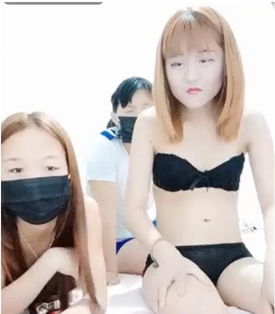 一龍三鳳瘋狂玩深喉操逼爆菊青瓜雞蛋塞逼 封面