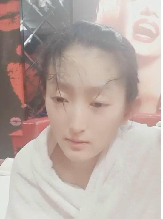 逼毛还没长的零零后嫩妹子被大叔干得哇哇叫 封面