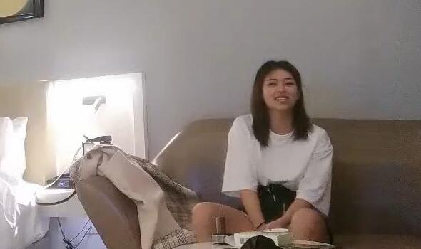 老哥探花约了个高颜值白衣妹子偷拍做直播 封面