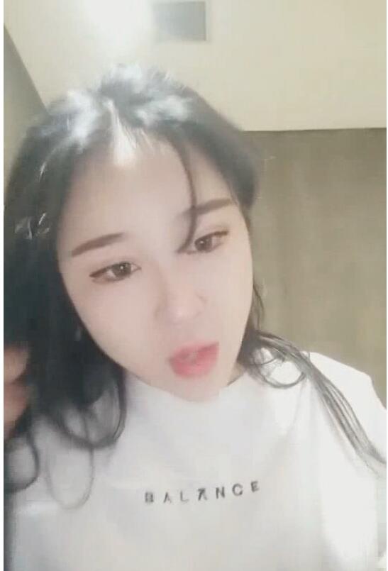 网红妹子在网吧直播勾引小伙 封面