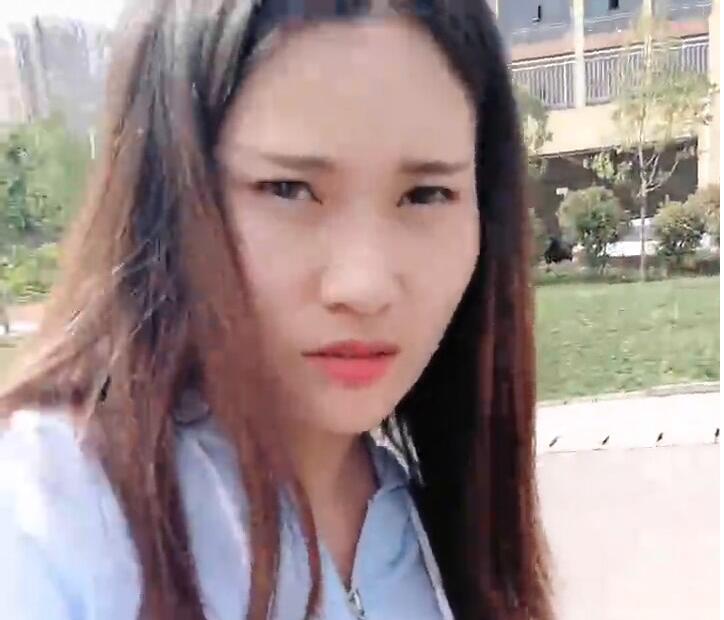 戏精刘婷之上街买饮料随机叫个人回家做爱 封面