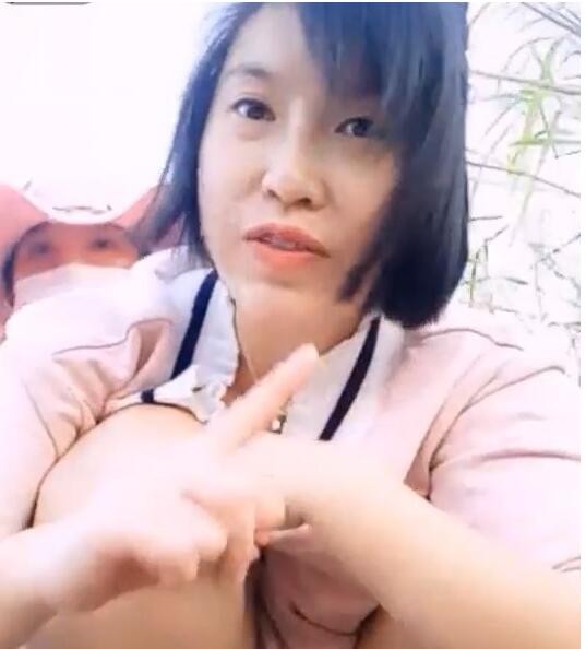 姐妹在山上做直播色诱捡木头的草帽大叔 封面