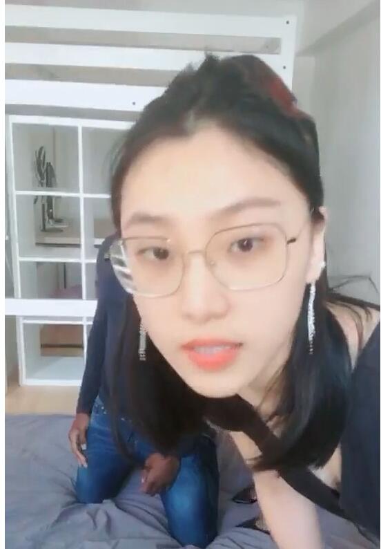 推特网红刘玥携闺蜜小鱼给黑人猛男吹箫啪啪 封面