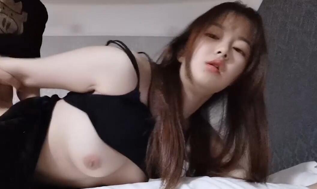 游戏中的老婆自愿让我拍摄 封面