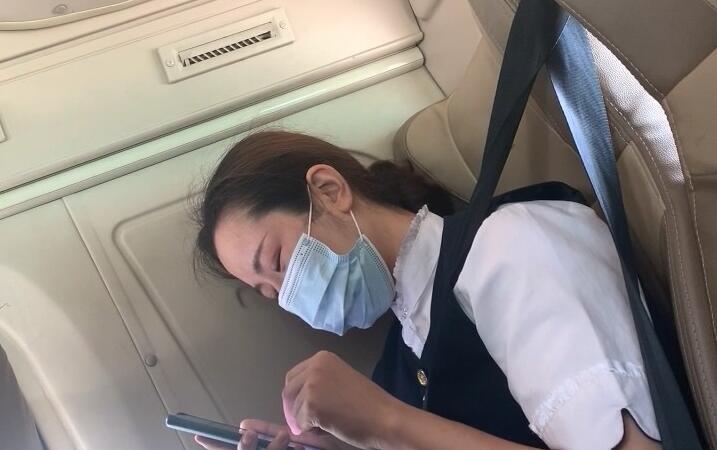 异地恋的前女友下了班直接坐长途车来找我 封面