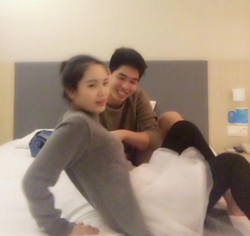 超漂亮女神般的颜值和男友自拍操逼视频 封面