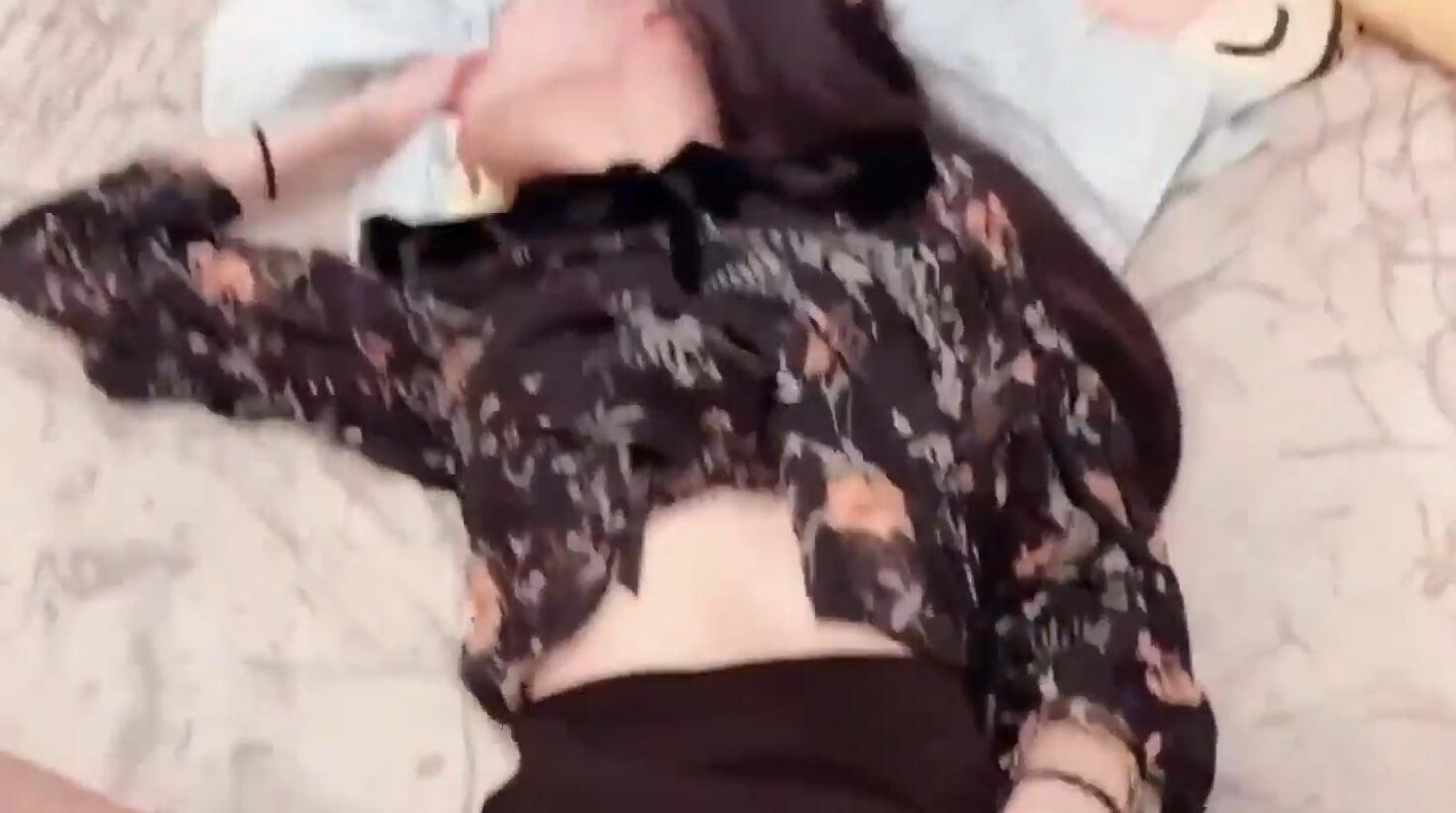 小秘书芮芮被老闆叫去加班到老闆家就被狂插逼逼 封面