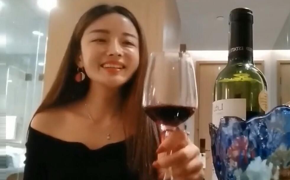铁牛哥约个素质妹喝点红酒上酒店啪啪 封面