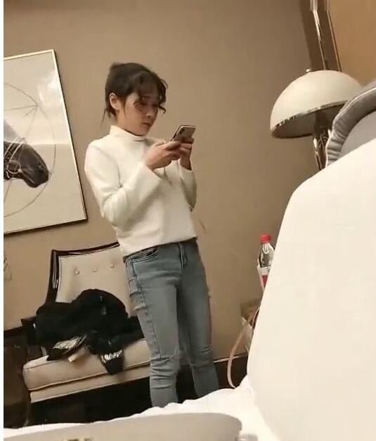 西西哥泡了两个良家妹子酒店套房玩3P 封面