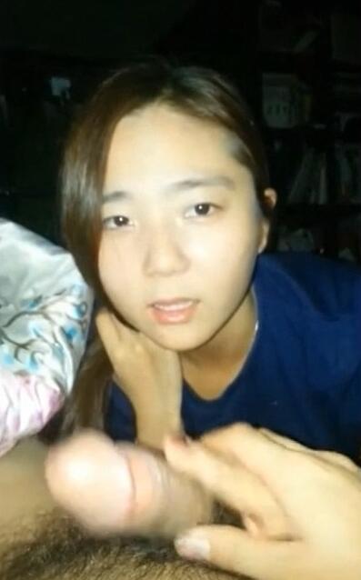 可爱的女大学生在宿舍给男友吹大鸡巴 封面
