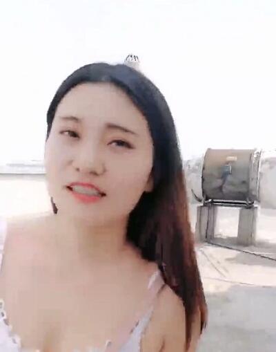 戏精刘婷之屋顶看风景被强行拉进楼梯间啪啪 封面