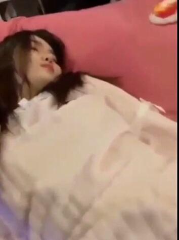 姐夫在汽水里加了安眠药给清纯气质小姨子喝 封面