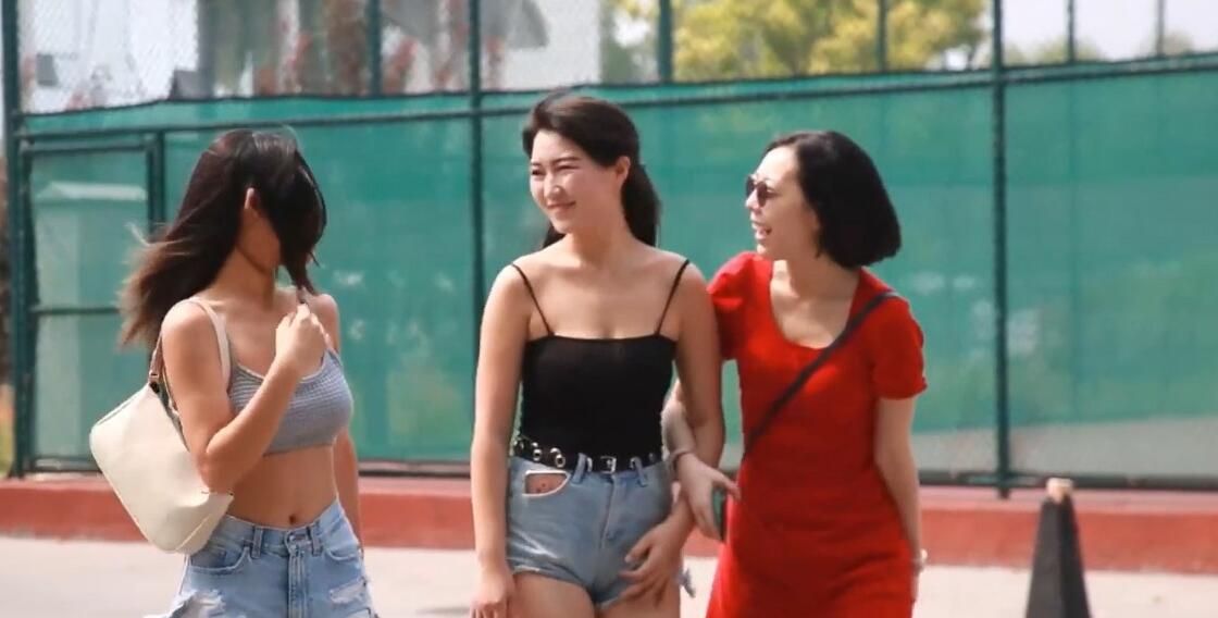 沈樵新剧之呆在大学女寝室的一晚 封面