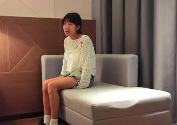 3000约的高中学生妹一脸青涩奶子却很大 封面