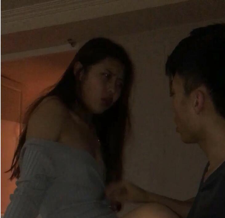 丰满的女朋友让瘦小伙每次做爱都很吃力 封面