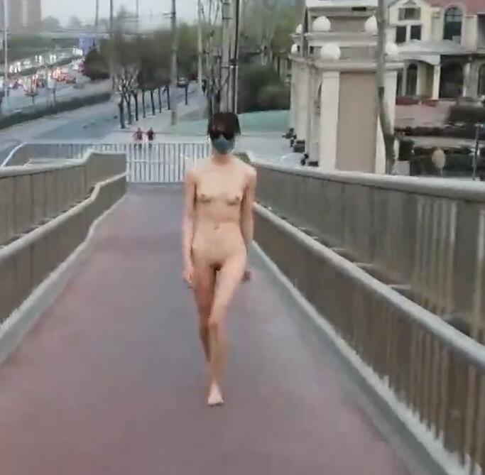 北京天使极限露出挑战大白天街上全裸行走 封面
