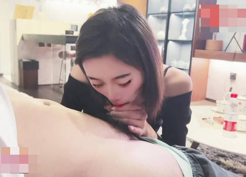 老公还在就跟老情人在客厅干了起来 封面
