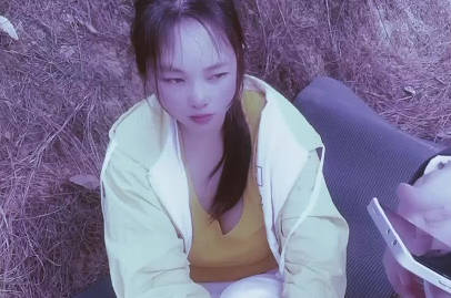 女大学生野外游玩与大部队走失-嘉洛 封面