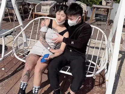 小情侣大白天阳台做爱一览无余-思思 封面