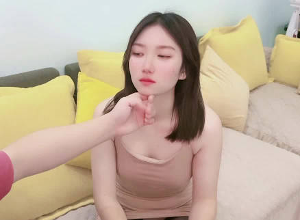 黑丝丰满人妻以身抵债 封面