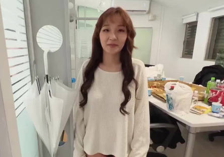 娃娃脸美女主动求多人群操 封面