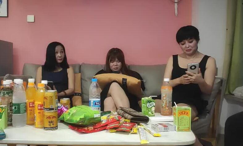 专找老阿姨09-13约三个富婆搞群P 封面