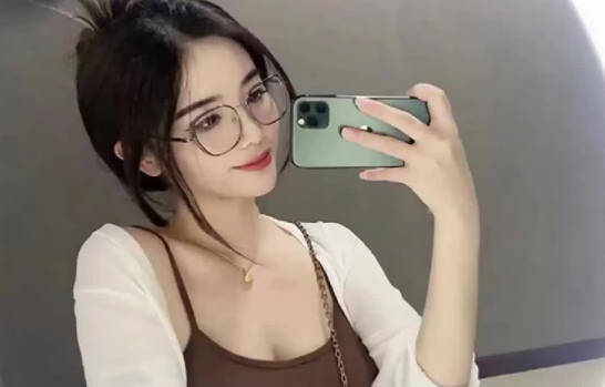 极品女神不过是有钱 封面