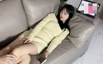 有这样的女朋友在身边你还有心思工作吗 封面海报
