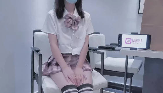 学妹穿着男友买的JK制服被炮友内射 封面海报