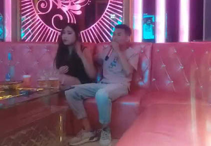 KTV现场直播操陪酒女 封面
