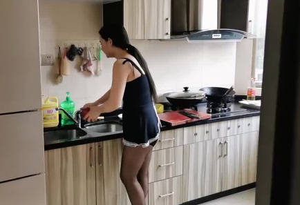 发情的妈妈勾引儿子的朋友 封面海报
