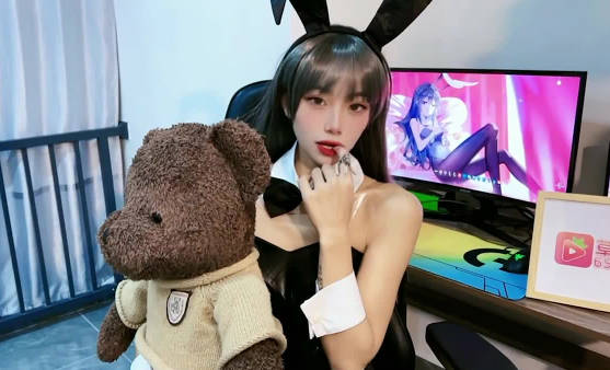 情趣兔女郎丝袜足交干到喷尿-紫萱 封面