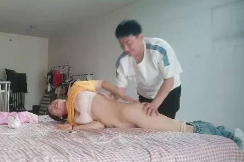 按倒独自一人在家的小姨子 封面