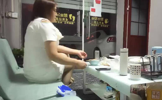 城中村女探花05-22小卖铺老板收摊来打炮 封面