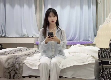 爆操清纯玲珑小学妹-小飞 封面