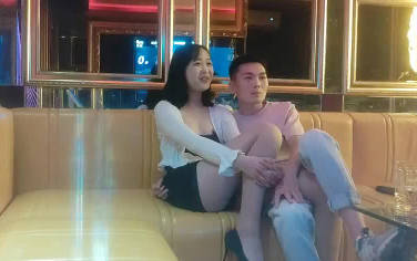 KTV叫来个陪酒女高唱一曲后强行啪啪 封面海报