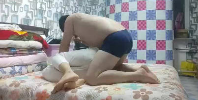 趁老婆不在舔小姨子的逼 封面