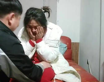 把女同事骗到家里来图谋不轨 封面