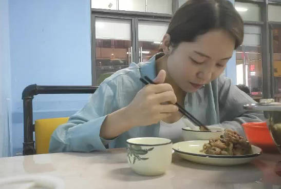 专找老阿姨04-04请刚离异的少妇吃饭后开房 封面