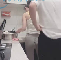 给大哥送东西趁大哥不在家硬上了嫂子剧情 封面