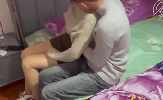 看着老婆在我们婚房床上被前男友操剧情 封面海报