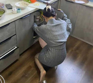 回家拿衣服语言攻势下再次内射了我的少妇后妈剧情 封面